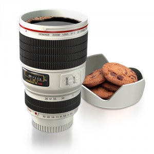 Die originelle Kaffeetasse als Objektiv mit Keksschale