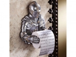 Der originelle Toilettenpapierhalter als Ritter
