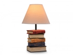 Die wunderschäne Tischlampe als Bücherstapel